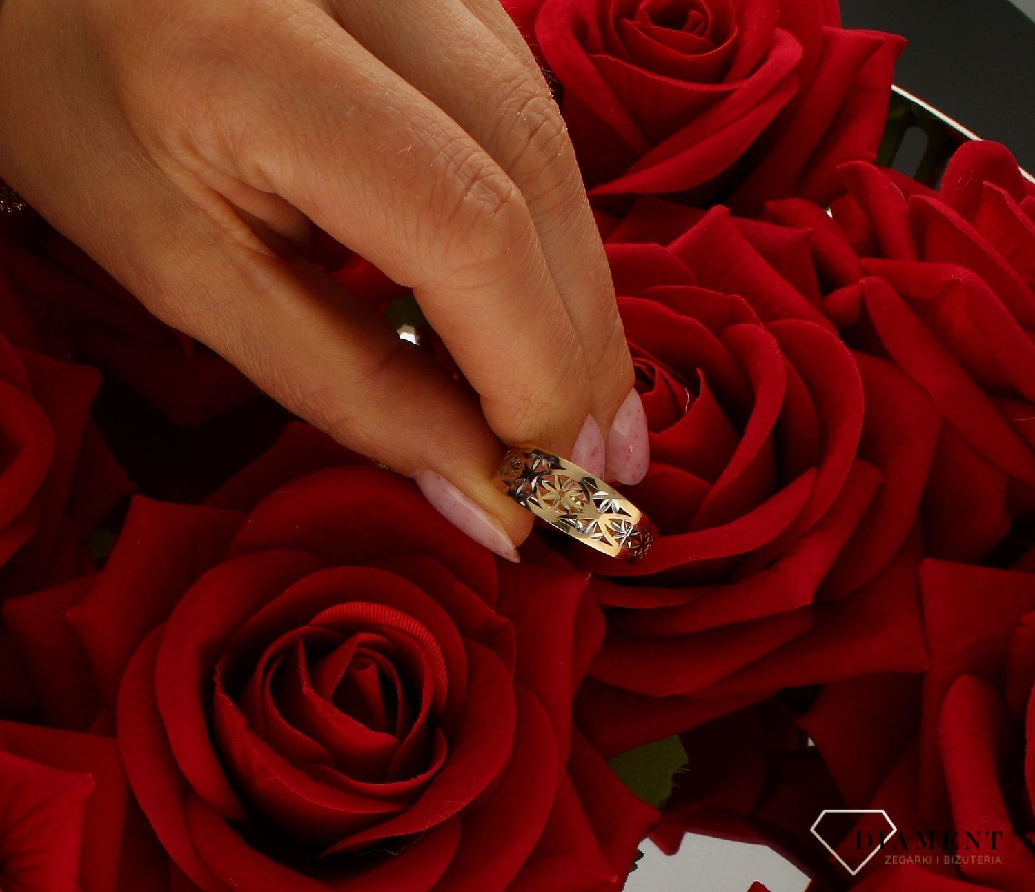 Złoty pierścionek damski szeroki Kwiatki z białym złotem 375 PI 4368 375. Złota biżuteria na prezent. Pierścionki złote na preze (3).jpg